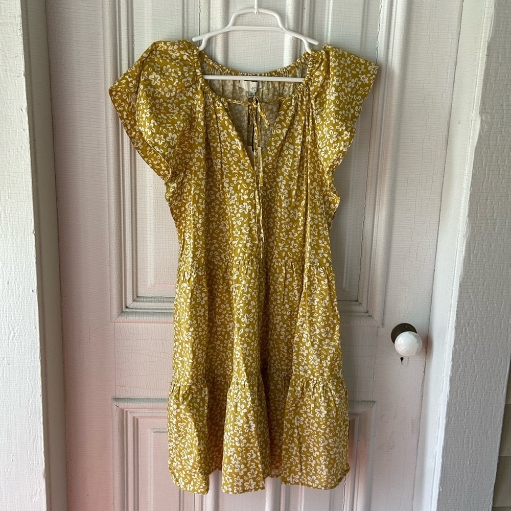 Pinch Mini Dress Tiered Ruffles Belt Gold and White Size medium.